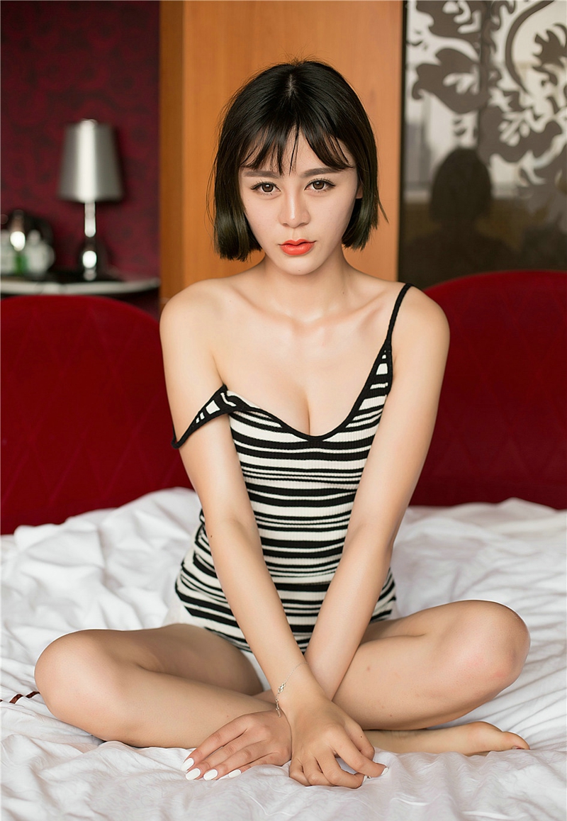 背心条纹美女床上酥胸白皙美肤挑逗诱人