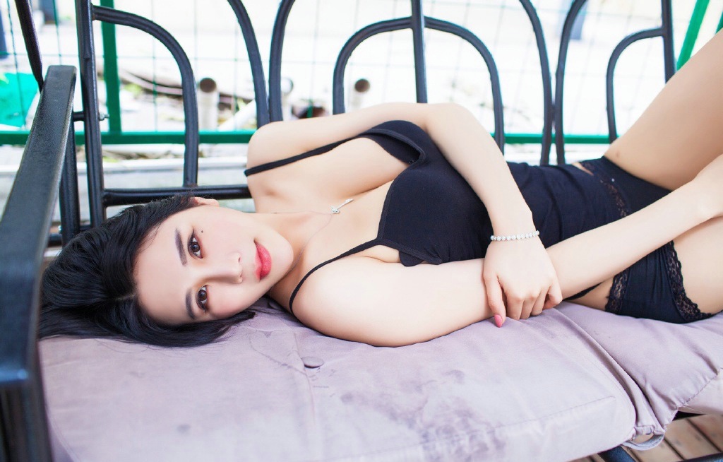 性感睡衣美女胸脯微露粉嫩诱惑写真