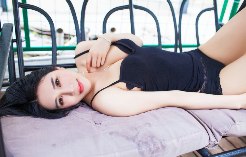 性感睡衣美女胸脯微露粉嫩诱惑写真