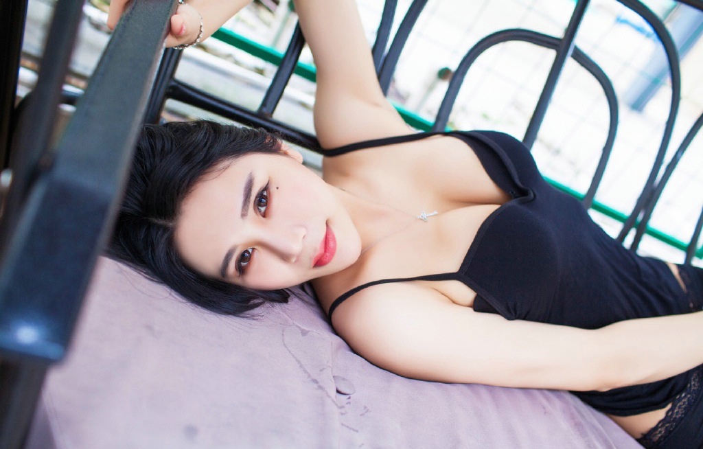 性感睡衣美女胸脯微露粉嫩诱惑写真