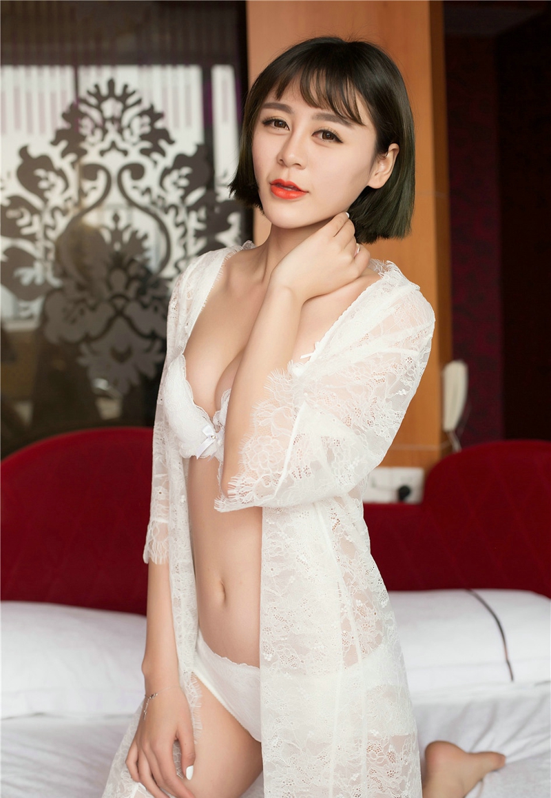 床上性感美女蕾丝内衣酥胸翘臀美腿魅惑