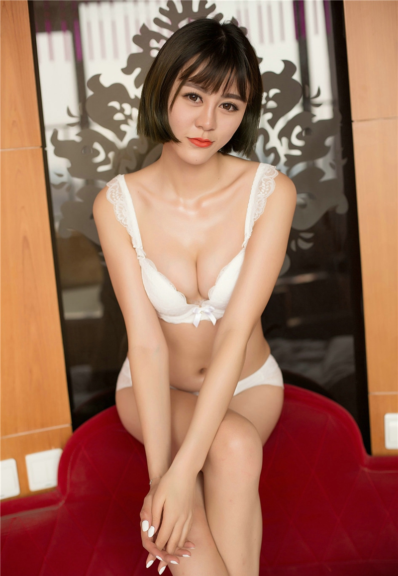 床上性感美女蕾丝内衣酥胸翘臀美腿魅惑