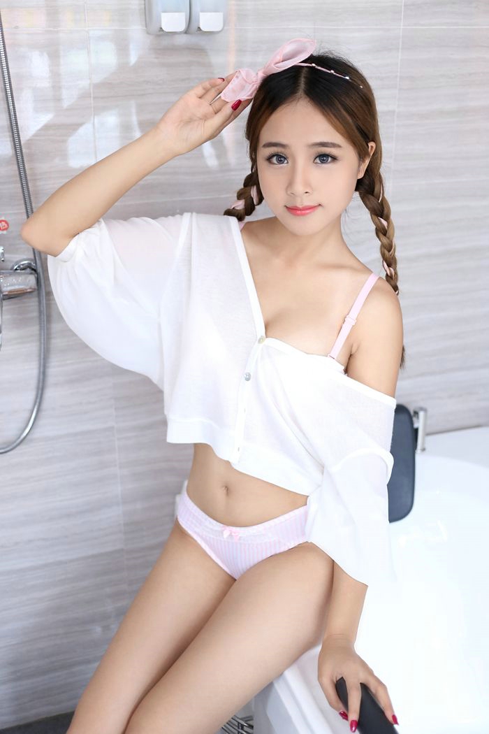 浴缸内的可爱妹子粉色内衣美胸翘臀美好娇躯