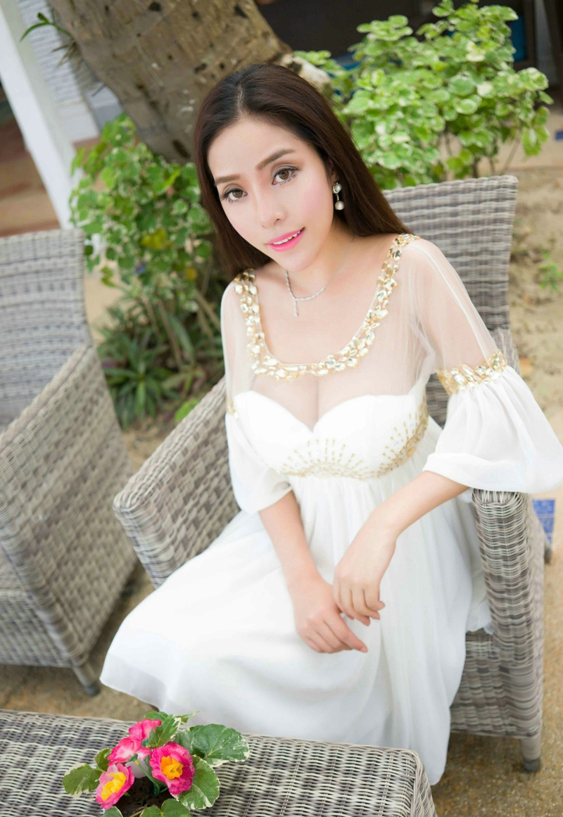 度假美女蕾丝透视美乳白皙肌肤迷人写真
