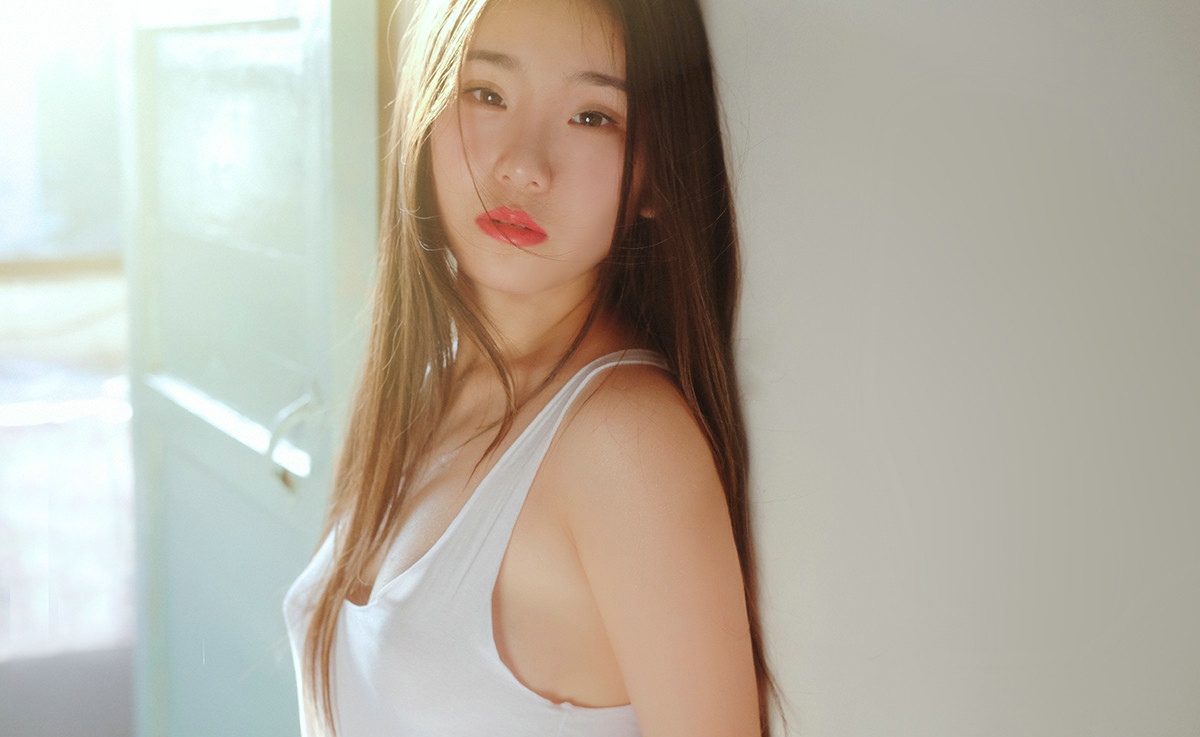 薄衣真空美腿女孩私房美胸气质动人