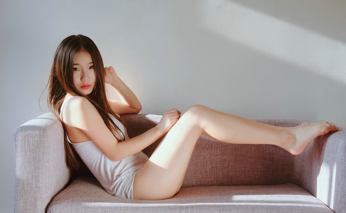 薄衣真空美腿女孩私房美胸气质动人