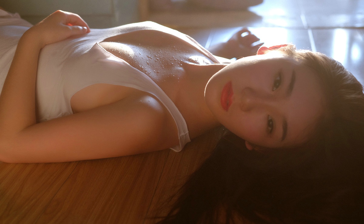 薄衣真空美腿女孩私房美胸气质动人