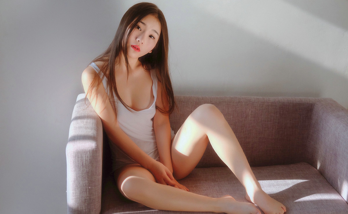 薄衣真空美腿女孩私房美胸气质动人
