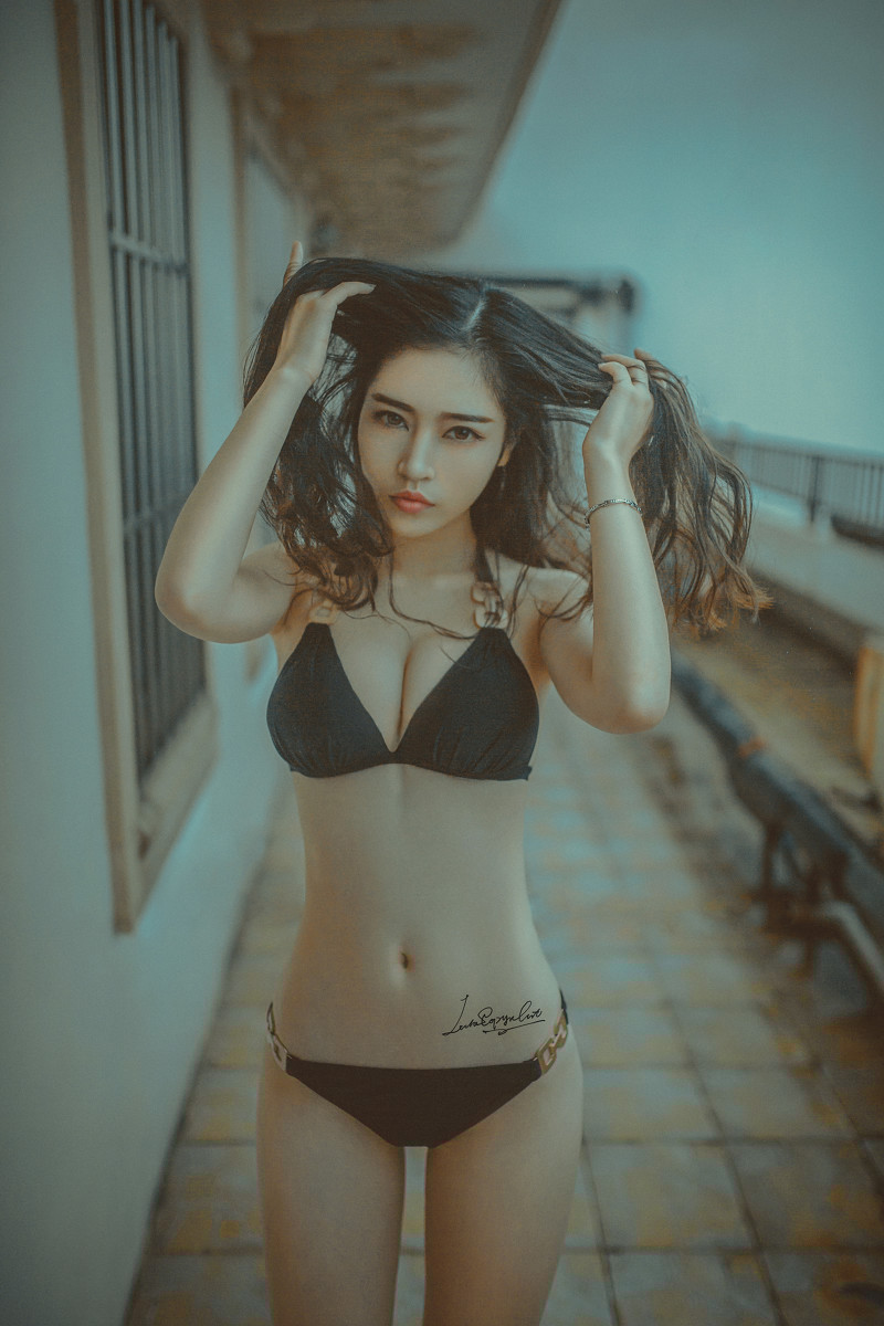 腰间有纹身的嫩白好身材泳装美女火辣写真