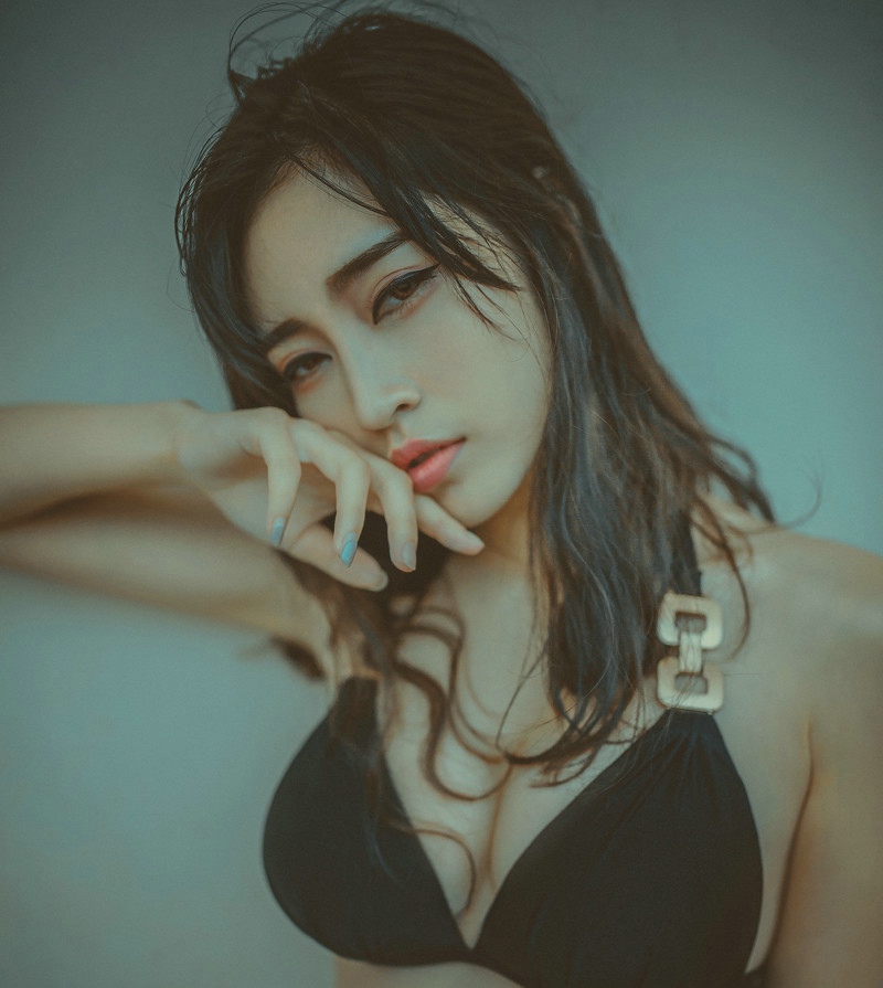 腰间有纹身的嫩白好身材泳装美女火辣写真