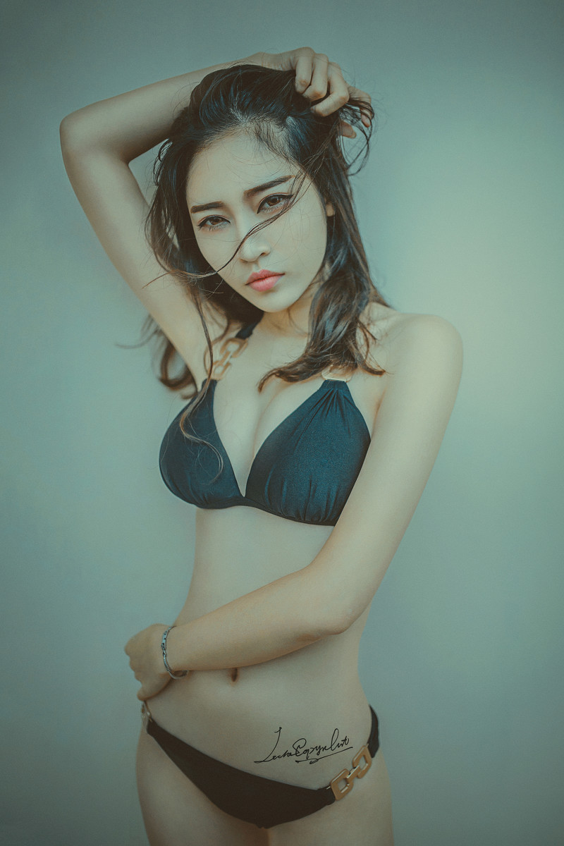 腰间有纹身的嫩白好身材泳装美女火辣写真