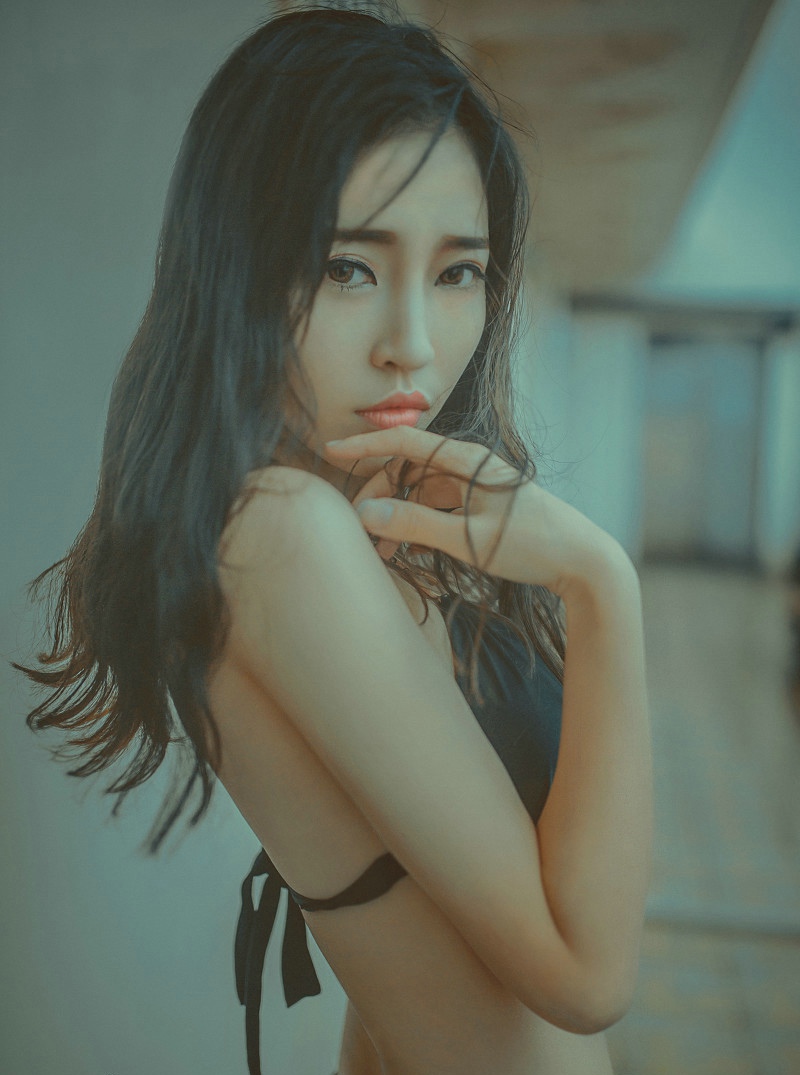 腰间有纹身的嫩白好身材泳装美女火辣写真