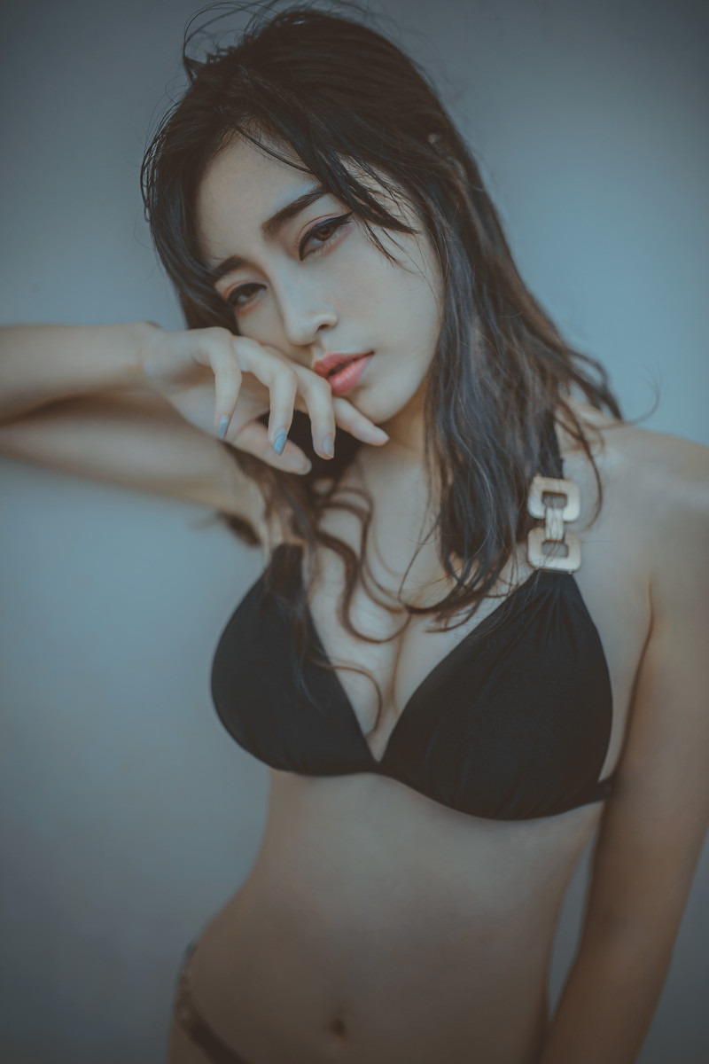 腰间有纹身的嫩白好身材泳装美女火辣写真