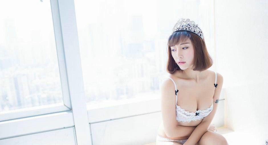 性感模特樂樂Mango私房内衣皇冠气质写真
