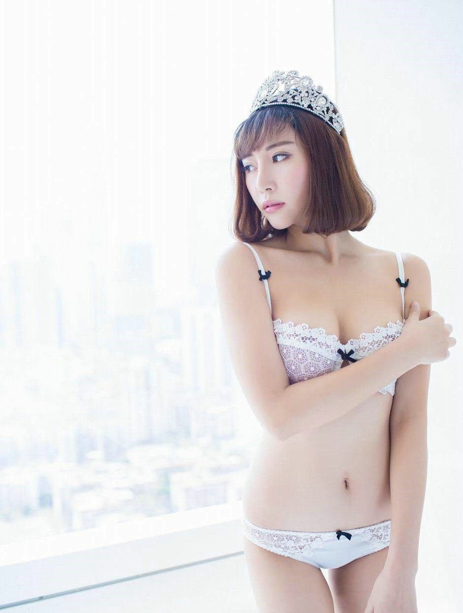 性感模特樂樂Mango私房内衣皇冠气质写真
