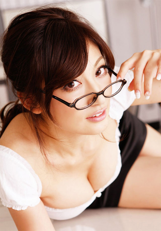 俏丽迷人的私房眼镜女神豪乳诱惑写真