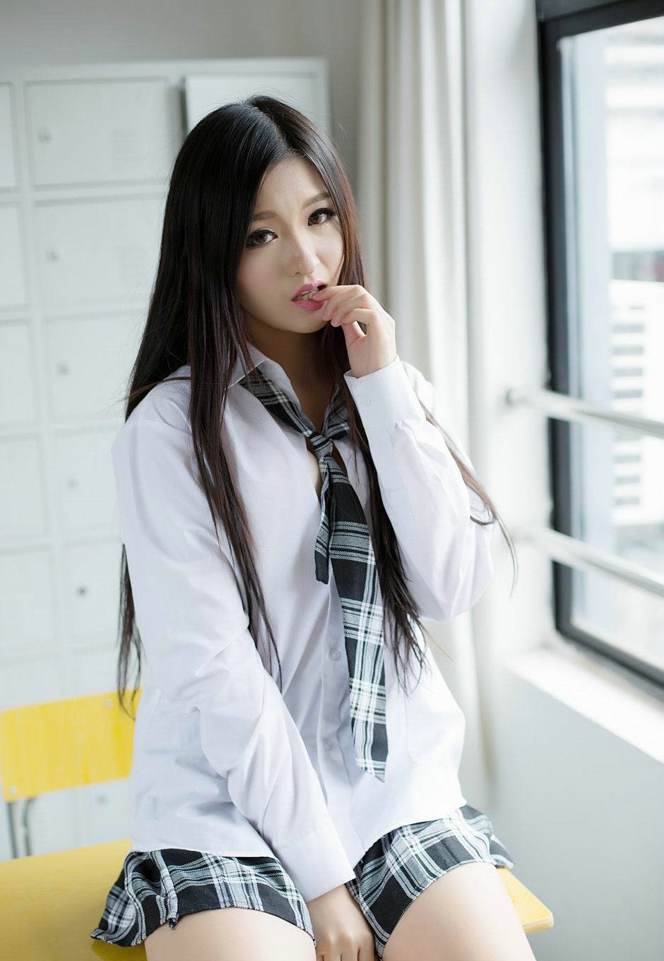 长发娇羞学生妹制服小露性感内衣极致诱惑写真