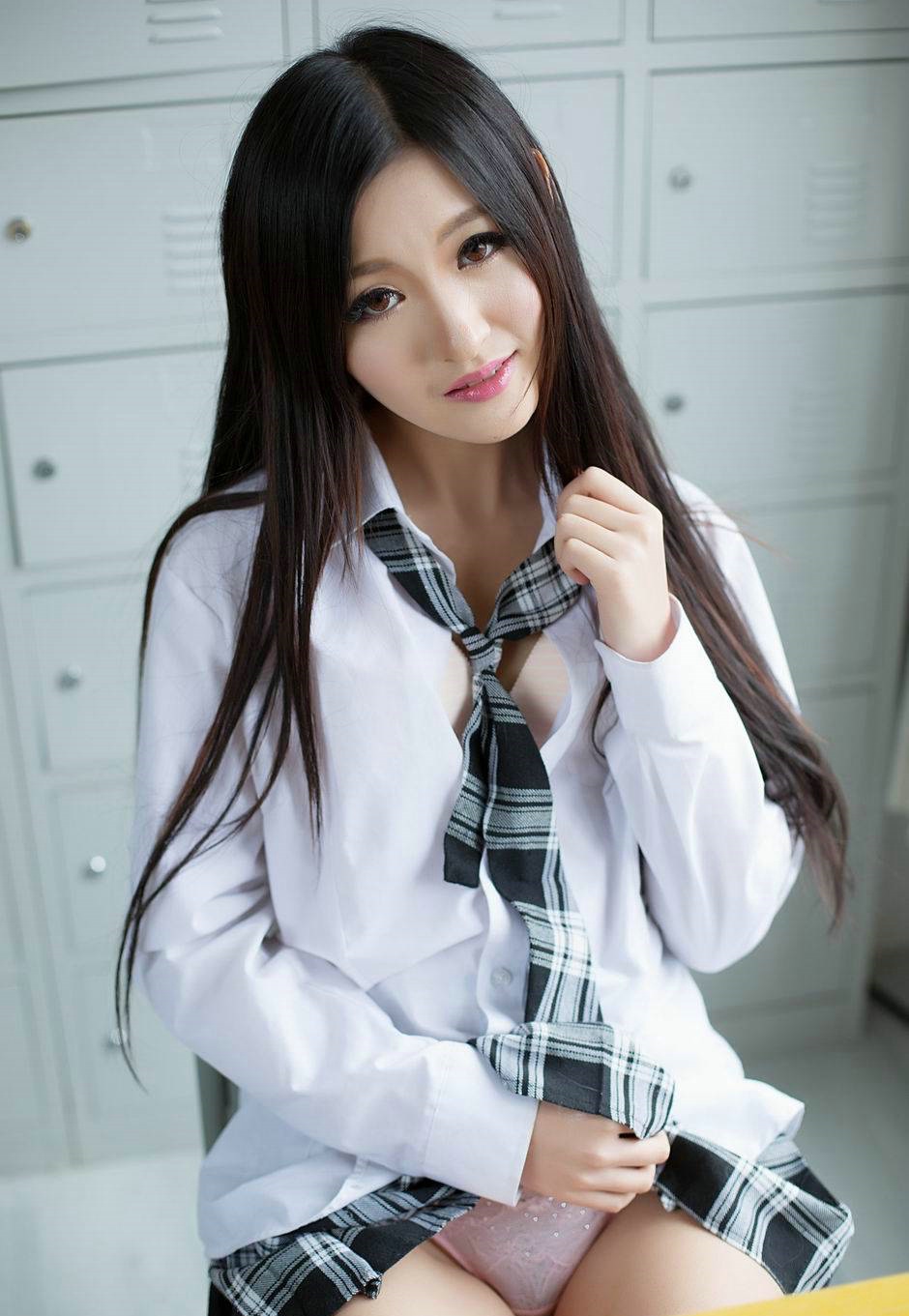 长发娇羞学生妹制服小露性感内衣极致诱惑写真