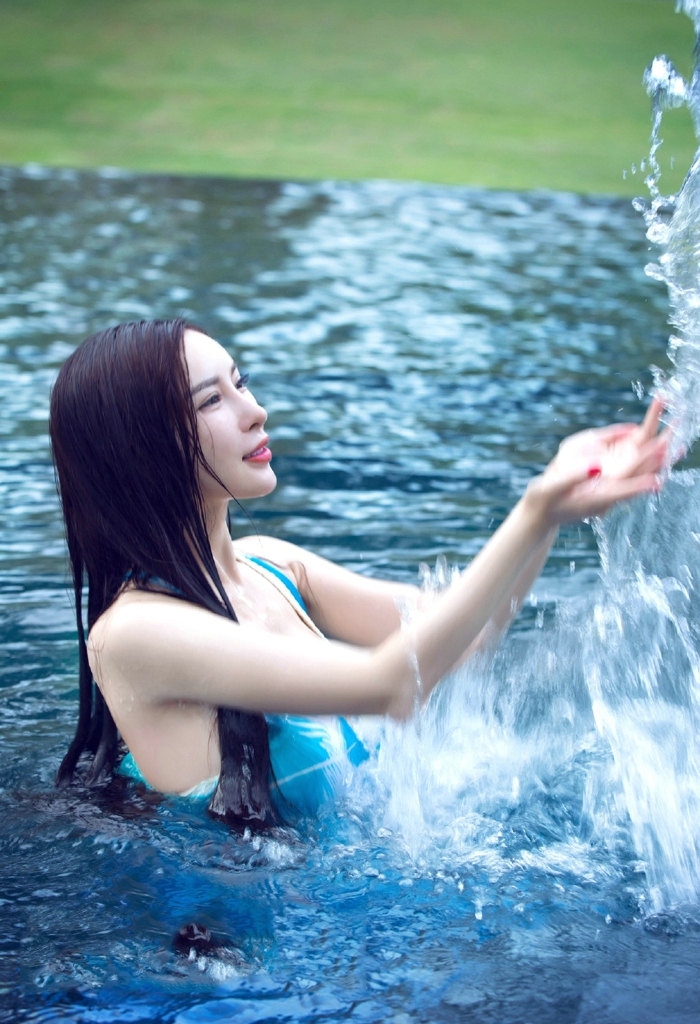 野外水中湿身美女爆乳比基尼身材傲人