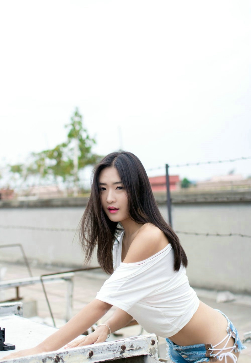 90后美女周琰琳LIN极致性感翘臀写真
