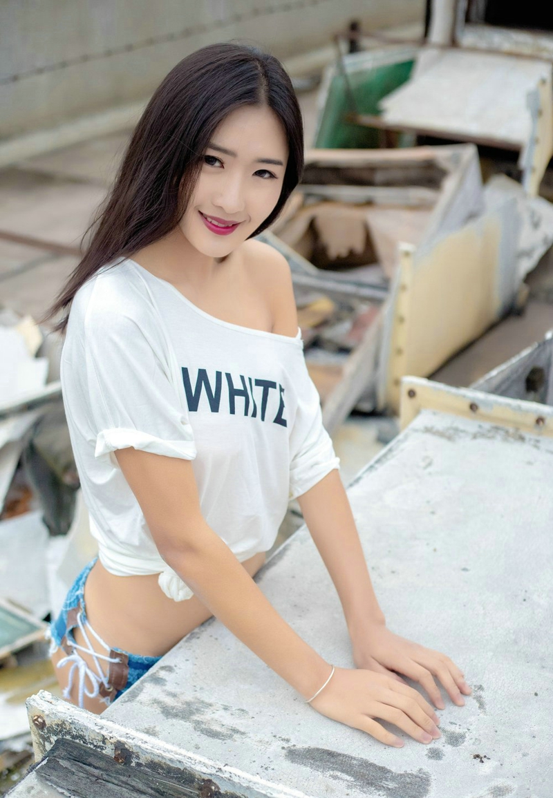 90后美女周琰琳LIN极致性感翘臀写真
