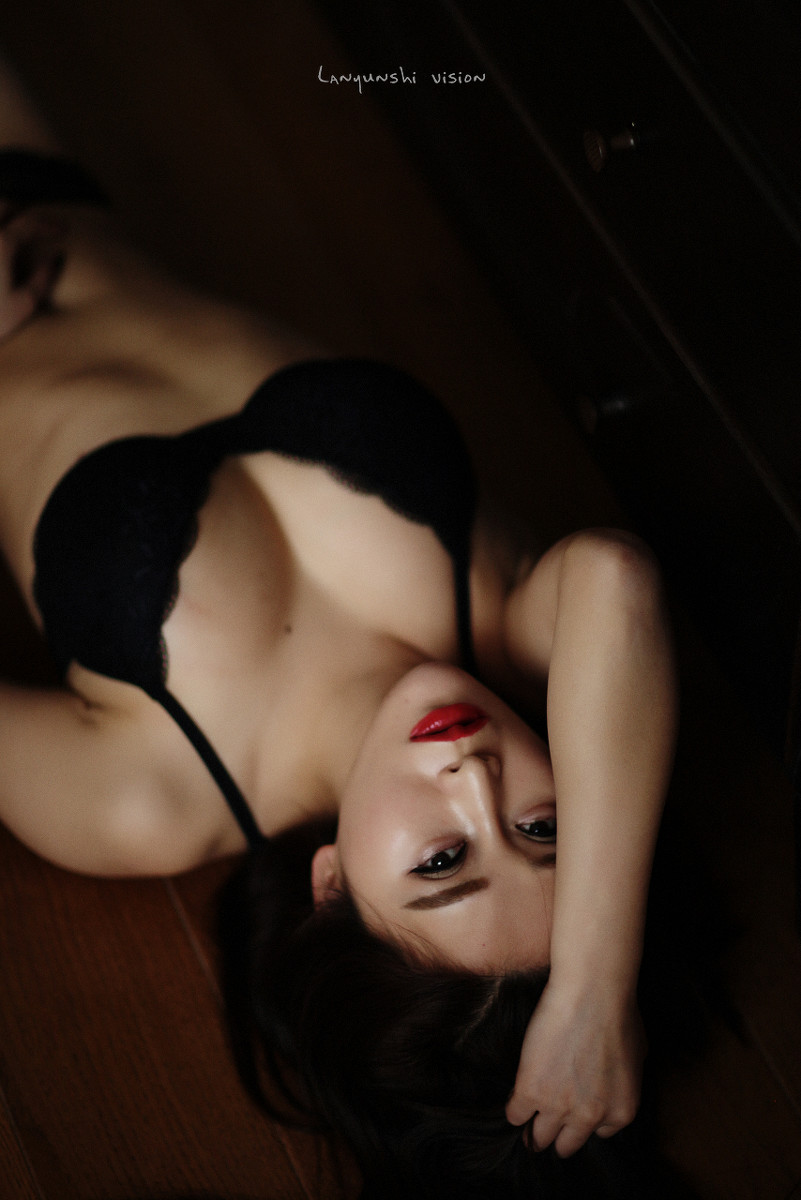 红唇内衣美女宾馆翘臀温馨私房写真