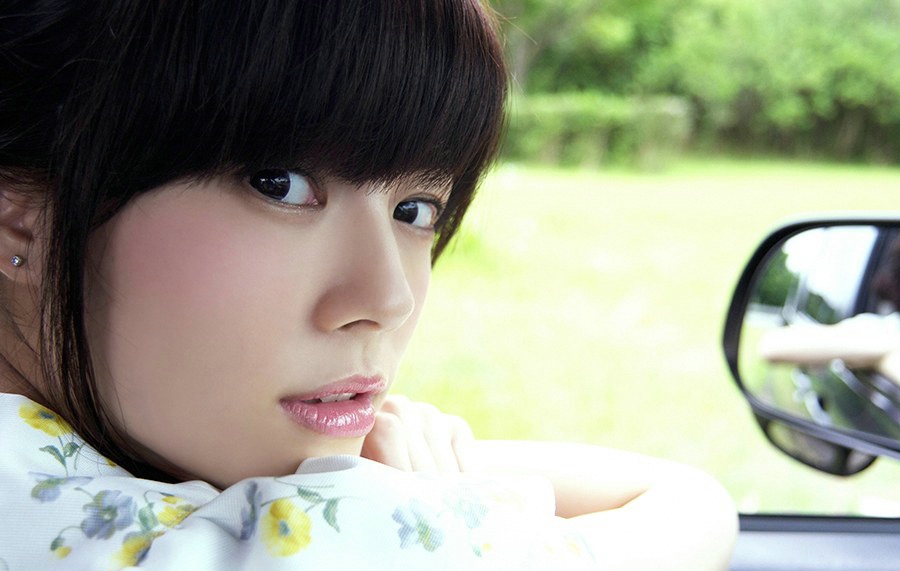 日本大眼美女松川佑依子车内秀滑嫩白腿诱人