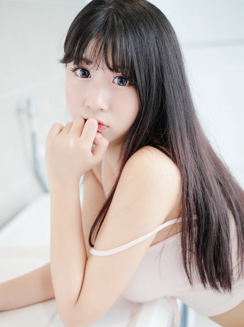 童颜美女上围丰满傲人清纯脸蛋令人着迷