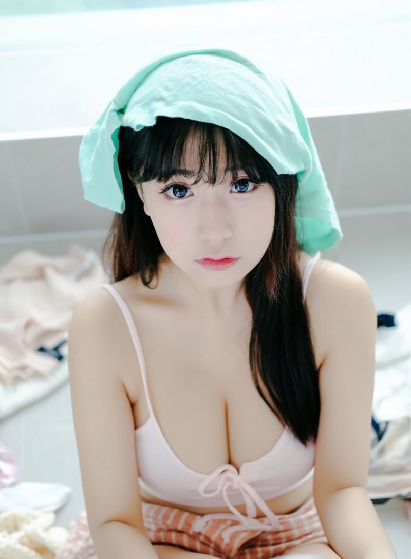 童颜美女上围丰满傲人清纯脸蛋令人着迷