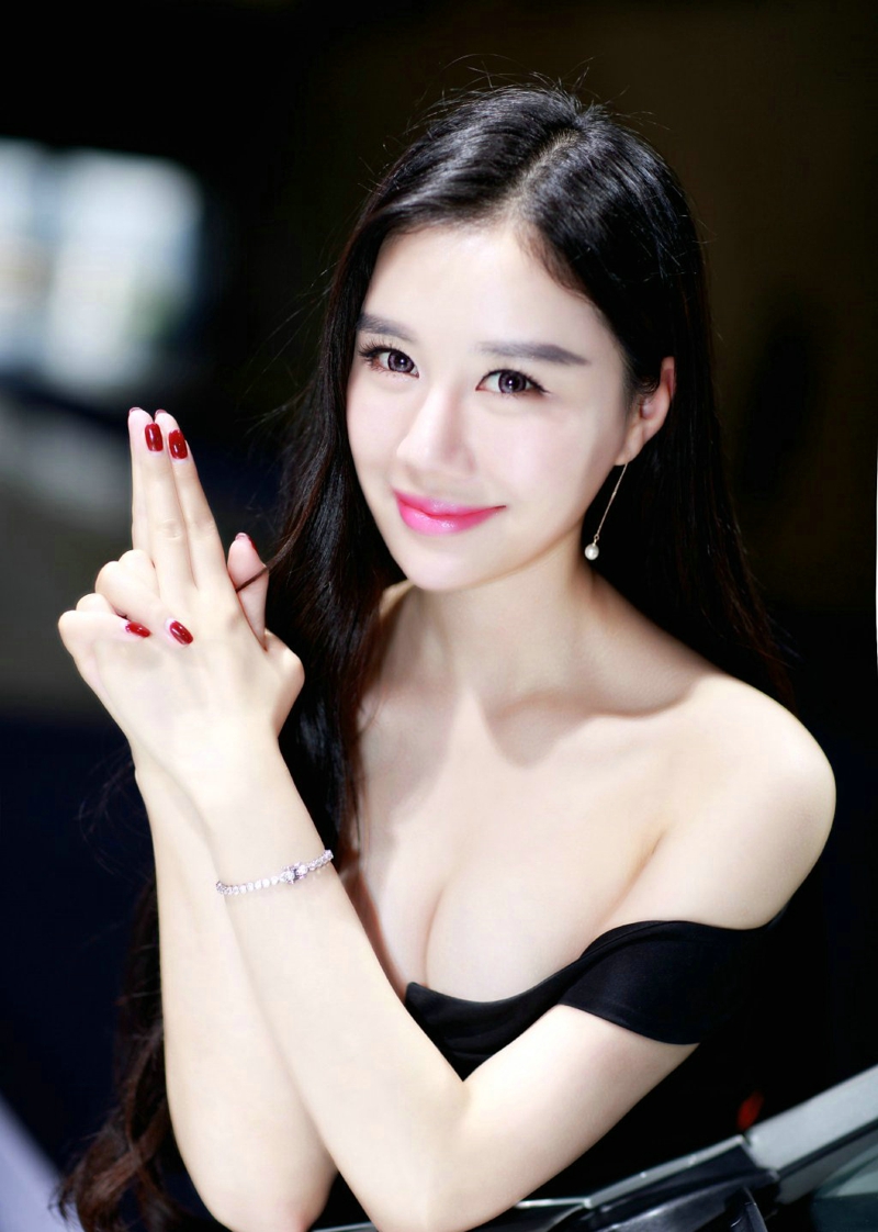 皮肤嫩白美女露香肩锁骨秀雪白胸脯写真