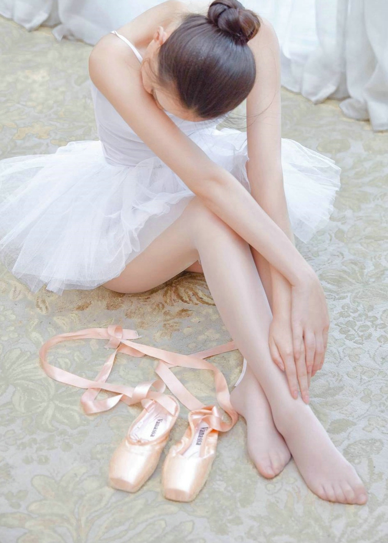 芭蕾舞女孩潇潇的丝足秀迷人美腿写真