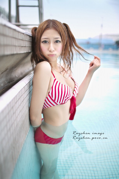 清甜少女浴场的春光美胸巨乳风韵诱惑写真