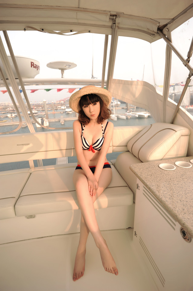 比基尼美女与豪华游轮阳光迷人写真