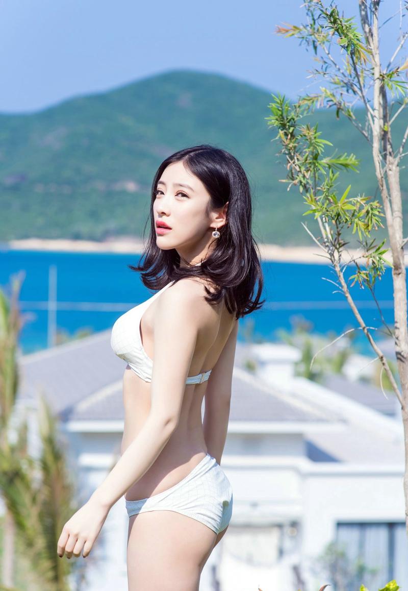 比基尼美女阳光明媚美胸户外写真