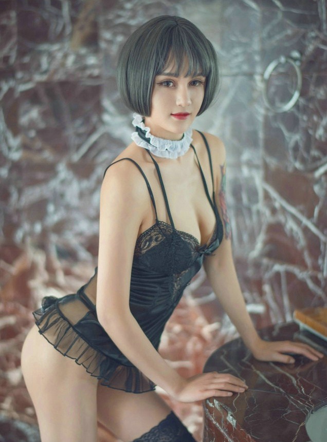 混血纹身美女情趣蕾丝透视网袜大秀性感身姿