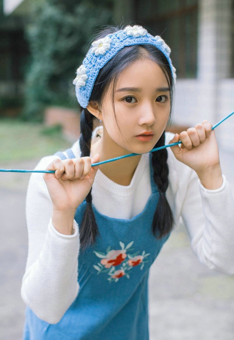 民族风麻花辫可爱少女园林里清纯唯美写真