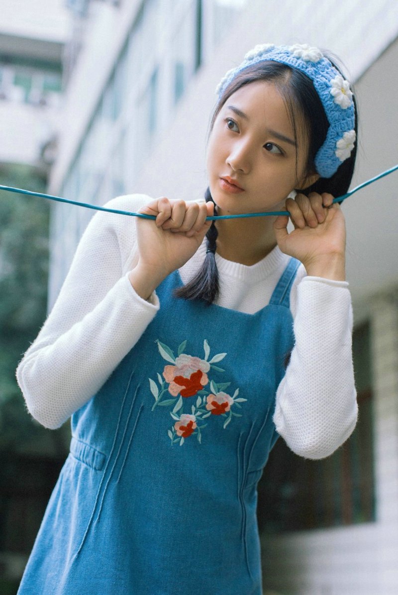 民族风麻花辫可爱少女园林里清纯唯美写真