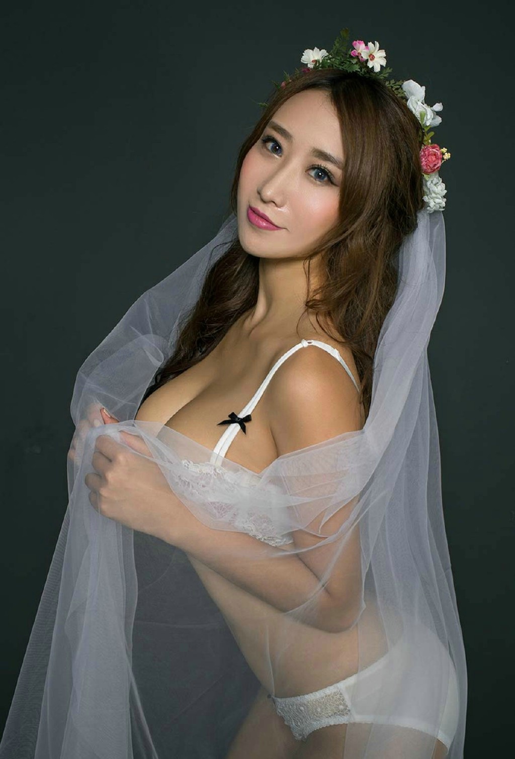 爆乳美女新娘性感巨乳诱惑写真