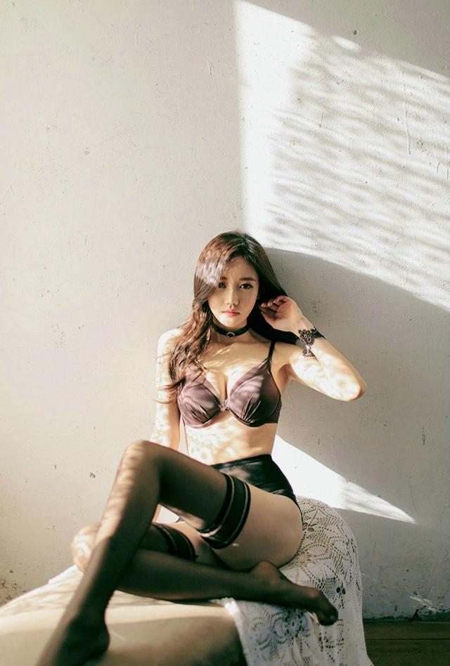 室内美模内衣连体丝袜黑色魅力写真