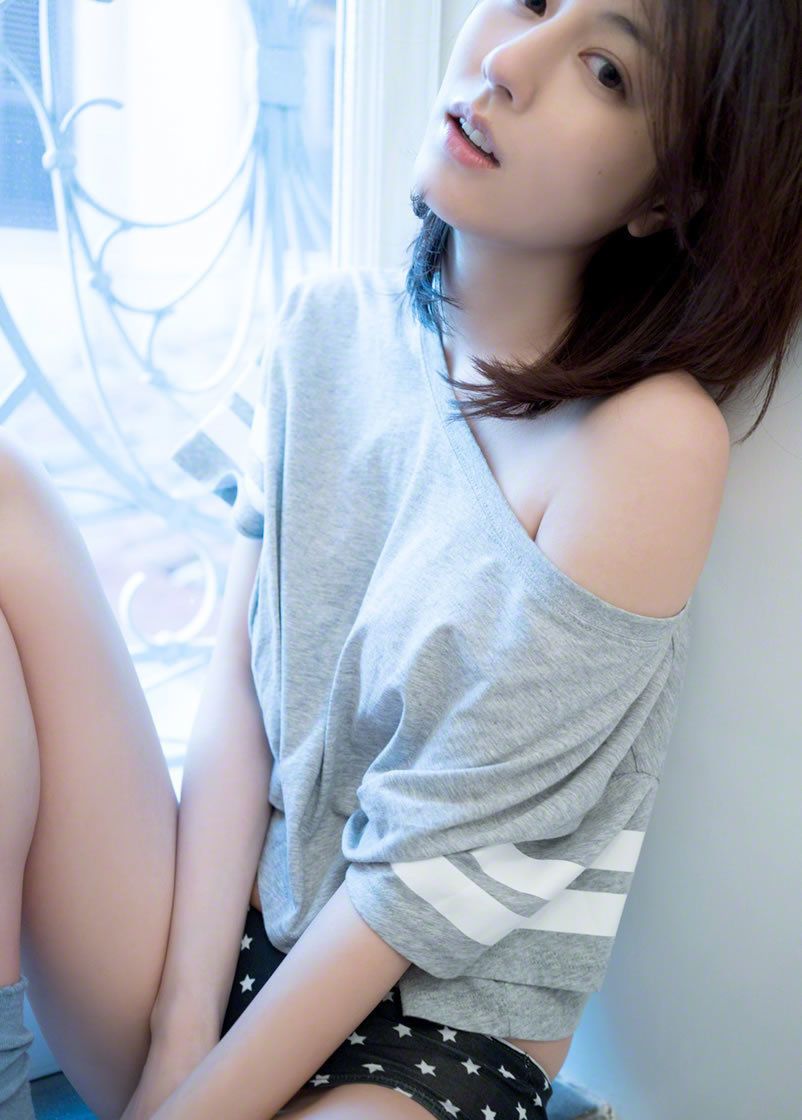 风韵美女私房露肩内衣居家性感写真