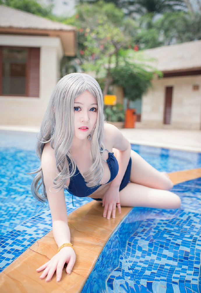 灰色长发粉嫩比基尼女神泳衣阳光养眼写真
