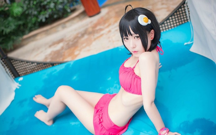 短发少女泳装清新白皙迷人写真