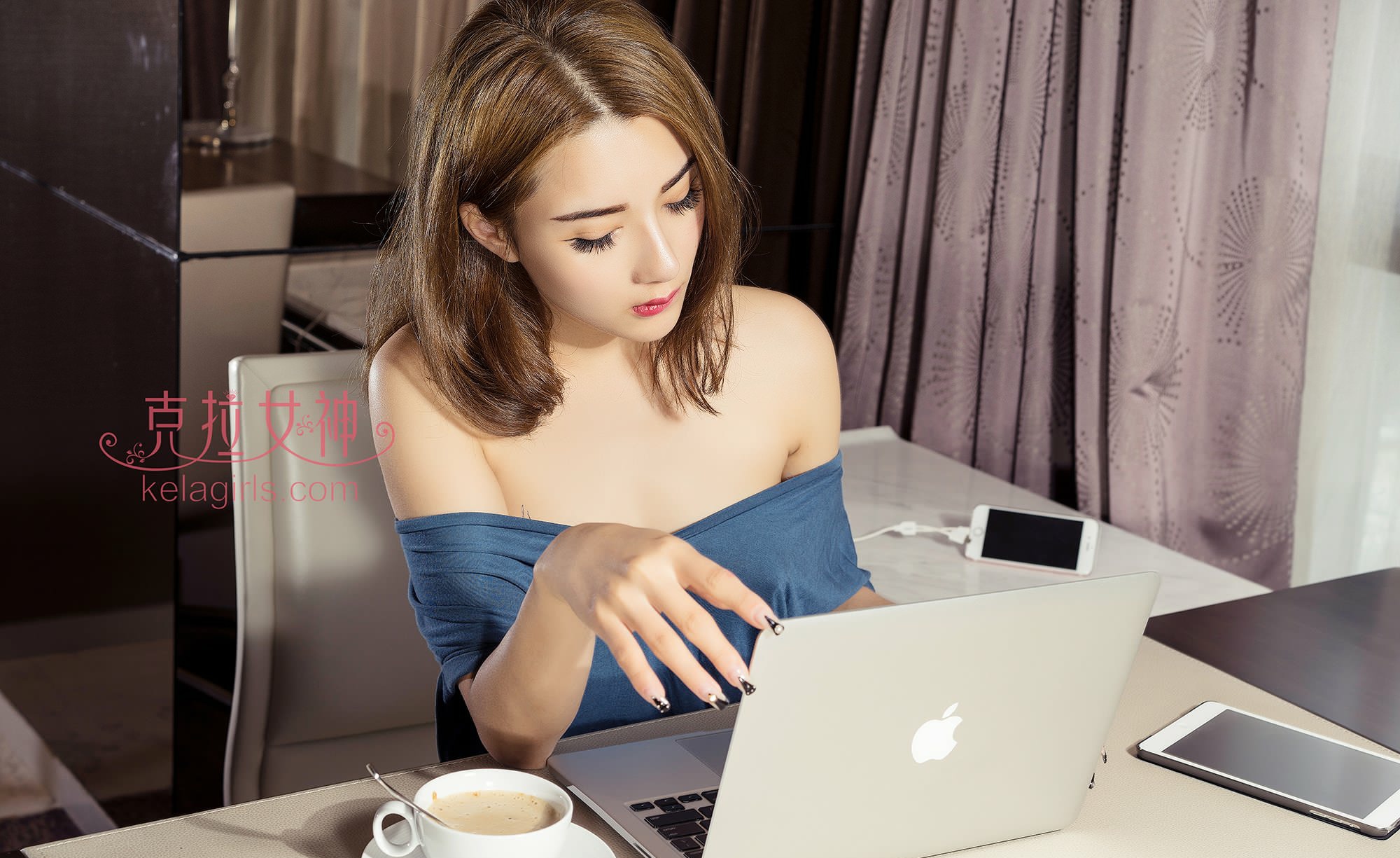 性感美女陈诗雯酥胸诱人私房红唇艳丽写真
