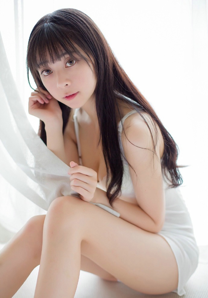 白皙黑长直粉嫩少女阳光风韵迷人写真