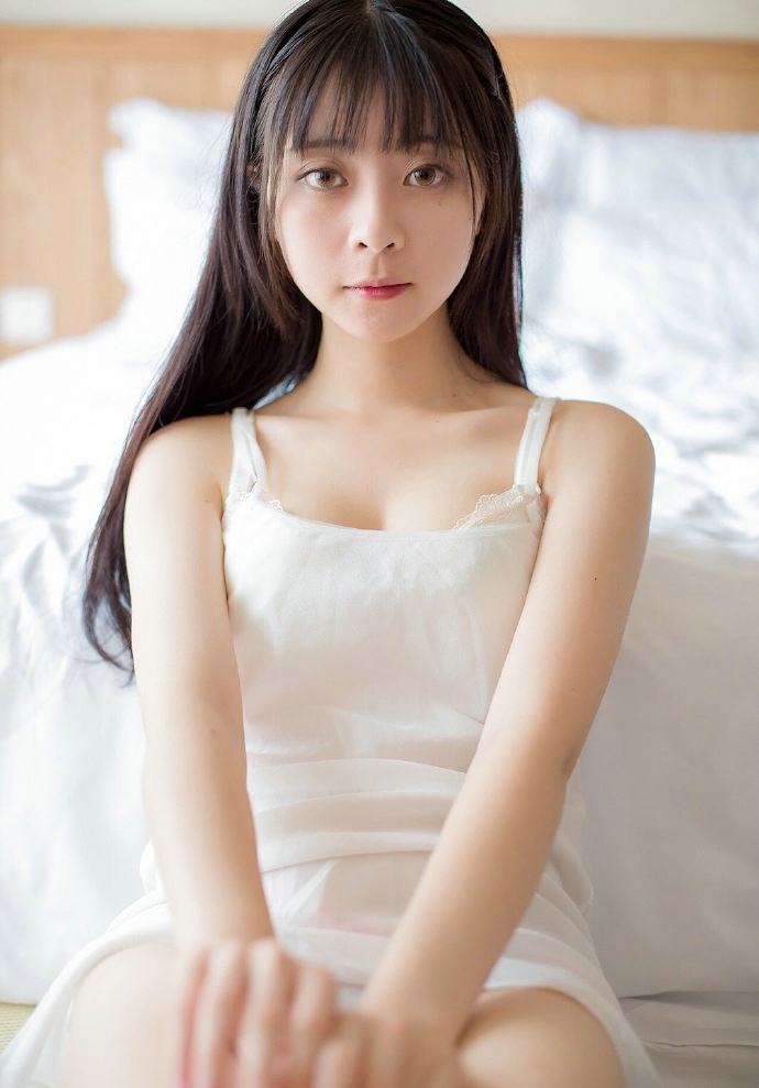 白皙黑长直粉嫩少女阳光风韵迷人写真
