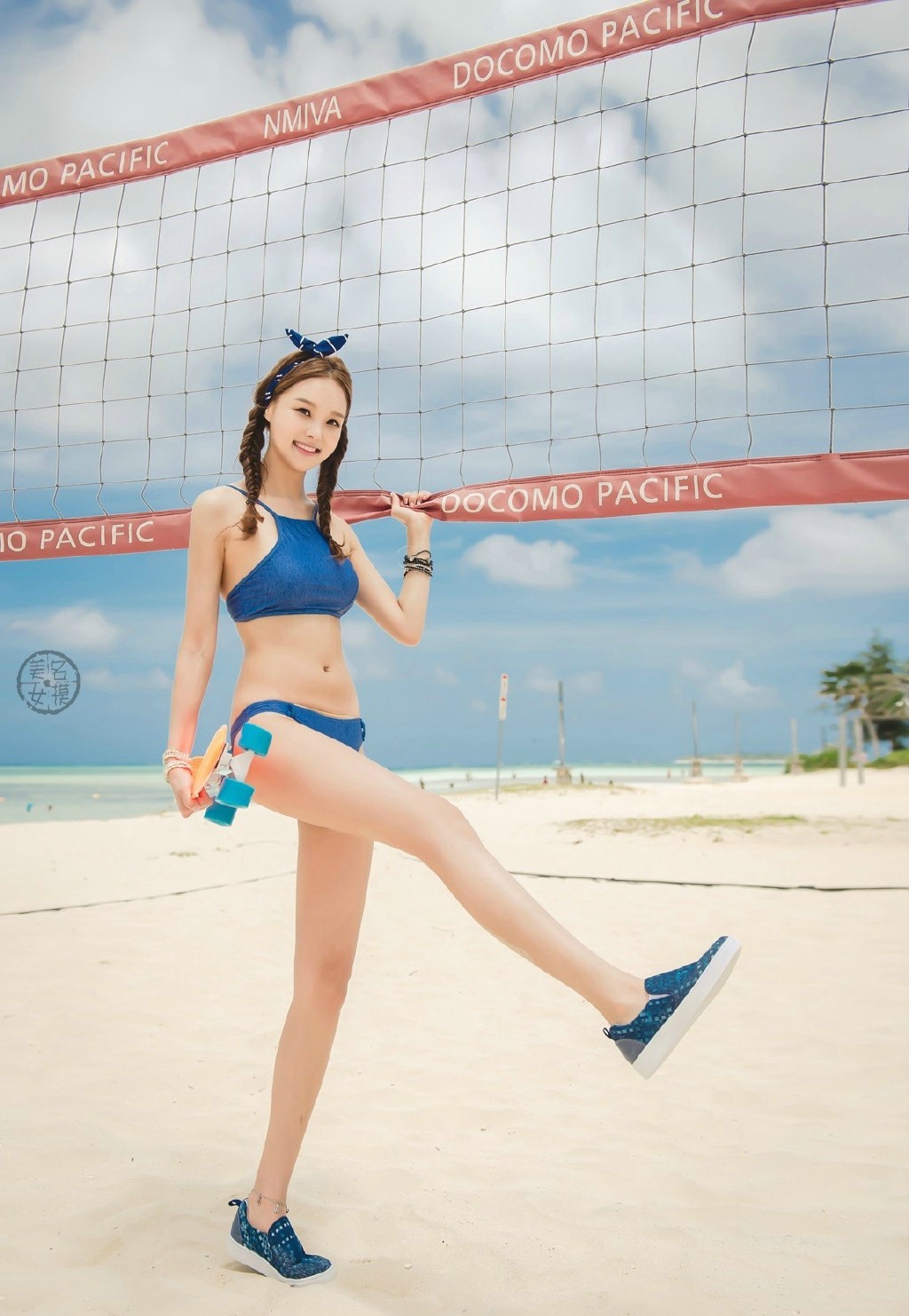 玩沙滩排球的麻花辫比基尼女孩性感阳光写真