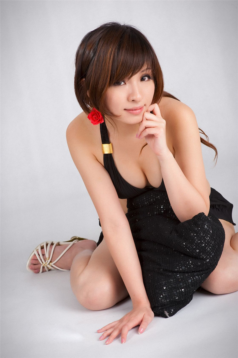 性感女主播ViennaLin连绮岚酥胸美腿迷人写真