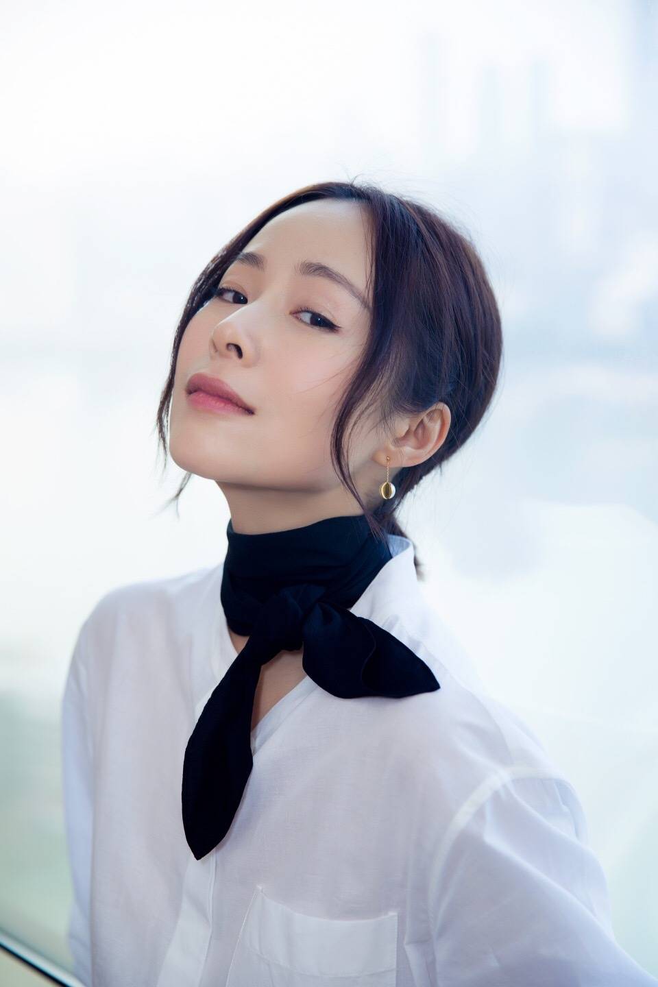 江一燕摄影展亮相纯白衬衫红色高跟很抢眼