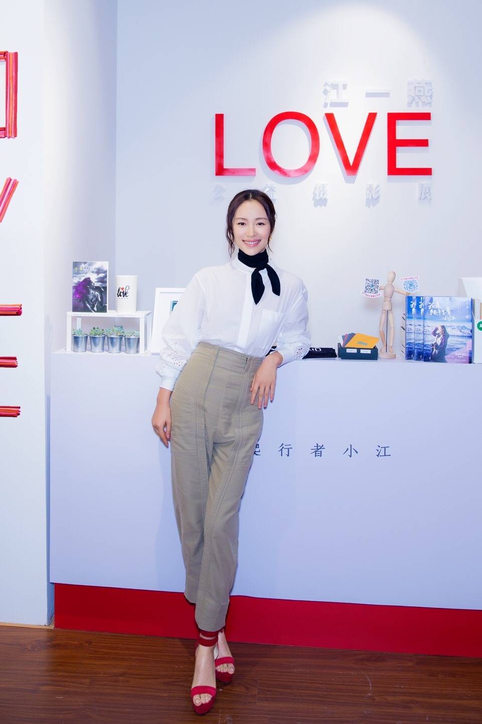 江一燕摄影展亮相纯白衬衫红色高跟很抢眼