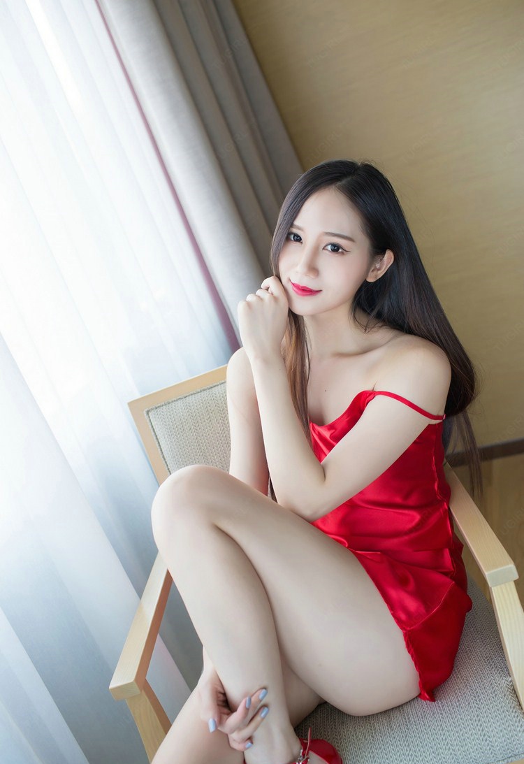 红裙子美女身材纤细性感养眼写真
